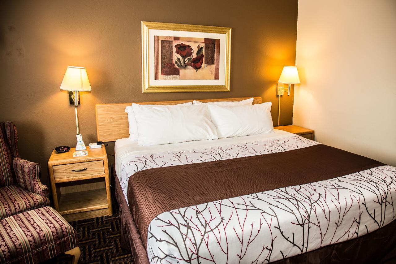 Americas Best Value & 2* Detroit Lakes