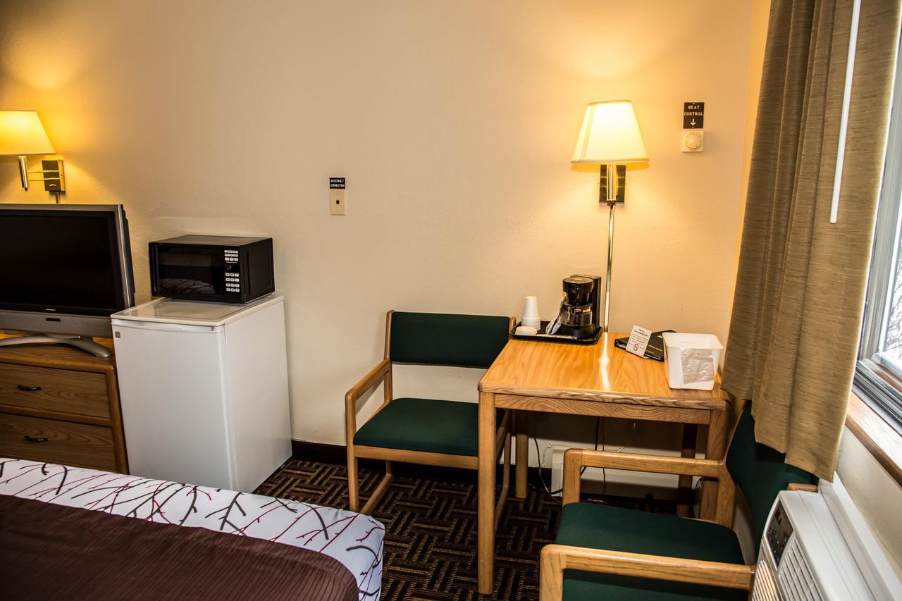 Americas Best Value & 2* Detroit Lakes